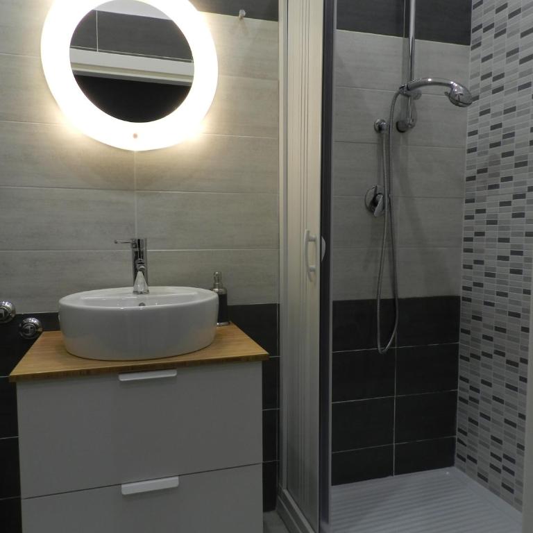 Mola Rooms - Family Room with Private Bathroom - 8