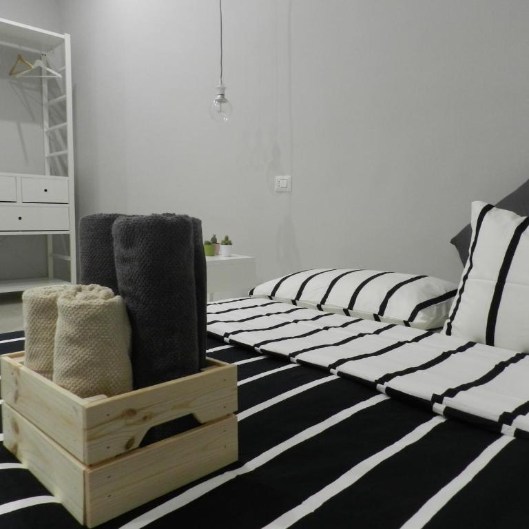 Mola Rooms - Budget Room with Private External Bathroom - 5