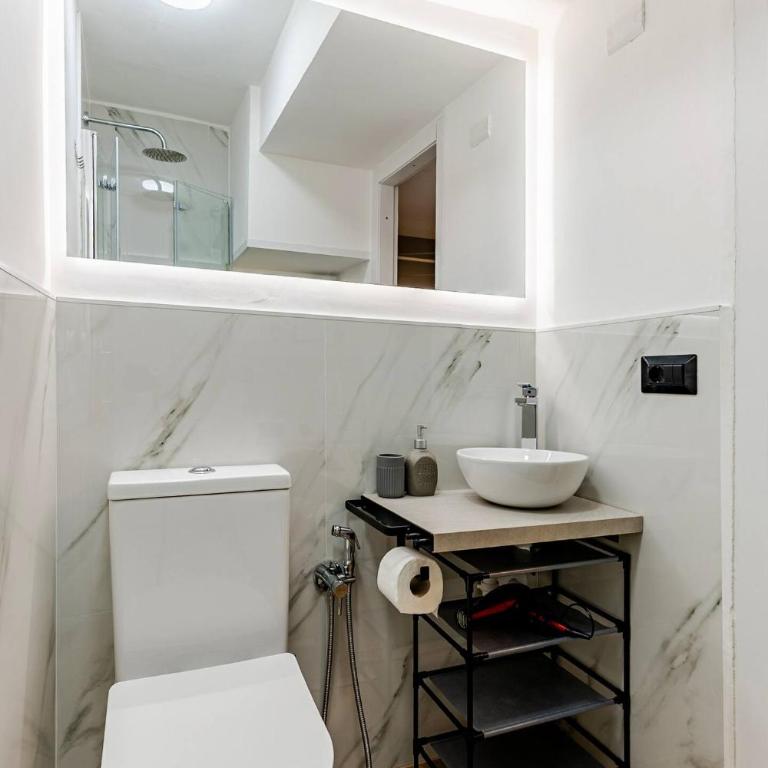 Vibe Loft in Old Town - Near De Ferrari & Aquarium - One-Bedroom Apartment - 20