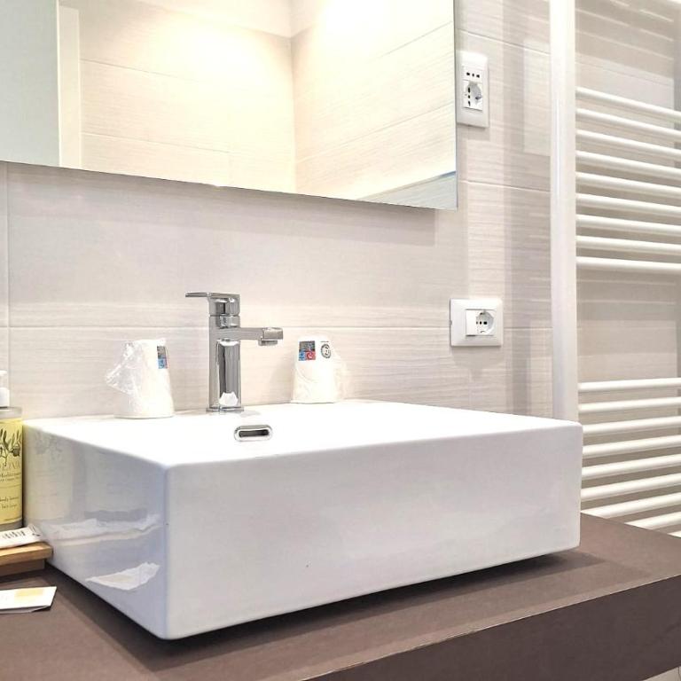 Suite Holiday Preziosa - Camera Matrimoniale Deluxe con Balcone - 12