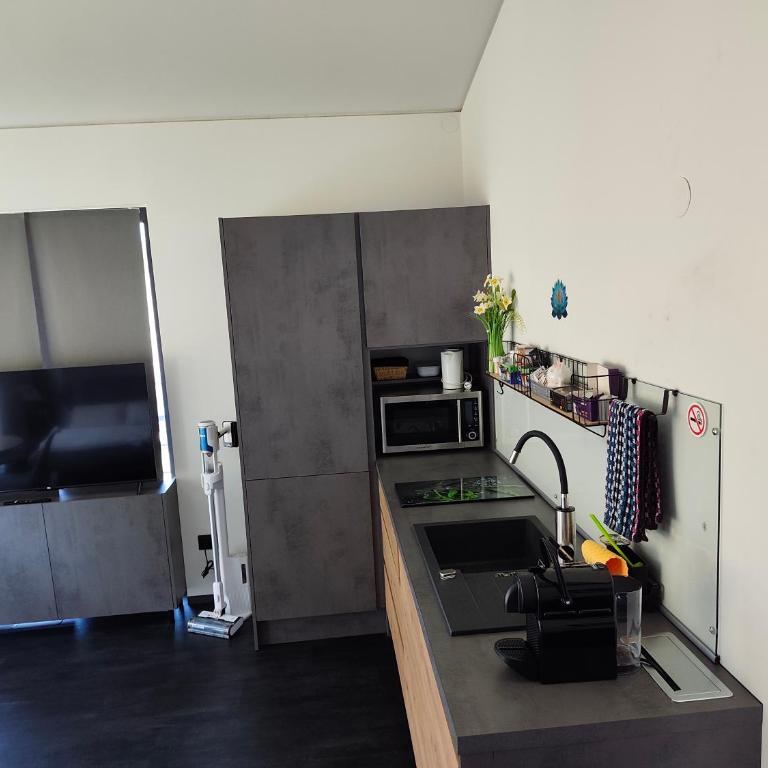 Stadt und See Nahes wohnen mit großer Terasse und Carport Parkplatz - Apartment mit 1 Schlafzimmer - 2