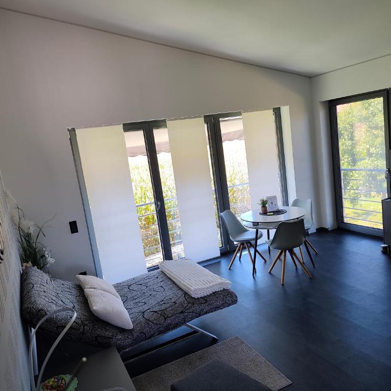 Stadt und See Nahes wohnen mit großer Terasse und Carport Parkplatz - Apartment mit 1 Schlafzimmer - 1