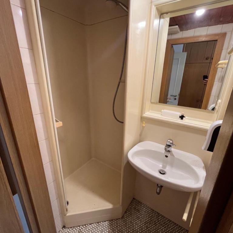 Arona Rooms - Doppelzimmer mit Gemeinschafts-WC - 3