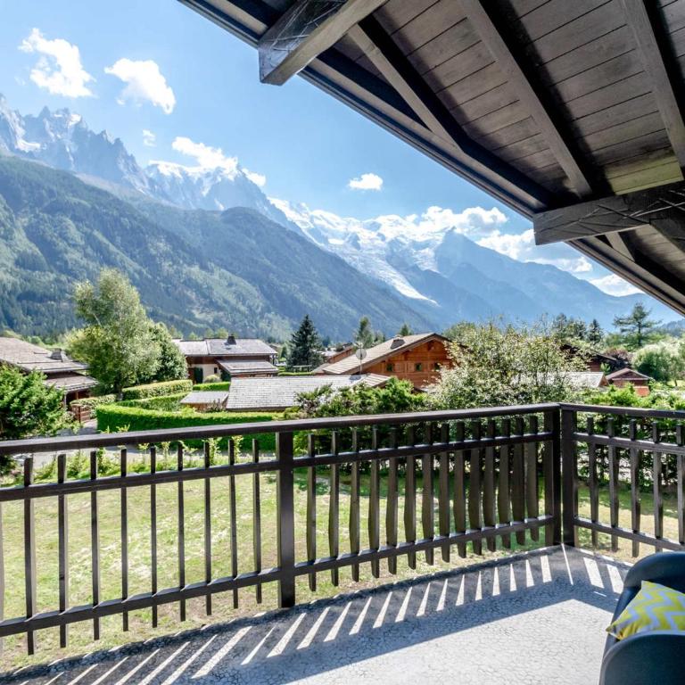 Demi-chalet familial à Chamonix - 8 pers, parking, WiFi - Appartement 4 Chambres - 16