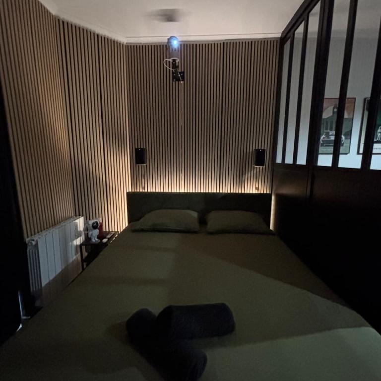 Dernier ticket pour la séance - Studio cinéma face au théâtre - Monolocale - 9