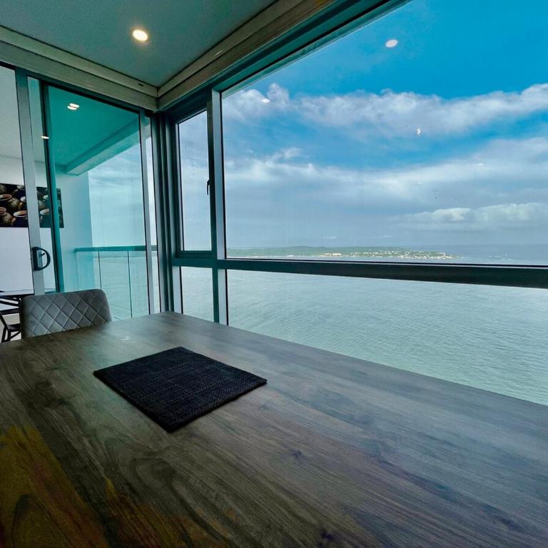 Visitors Allowed - Ocean View - 28th Floor - One-Bedroom Apartment with Balcony and Sea View - 4