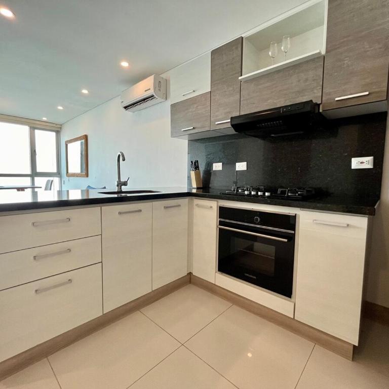 Visitors Allowed - Ocean View - 28th Floor - One-Bedroom Apartment with Balcony and Sea View - 33