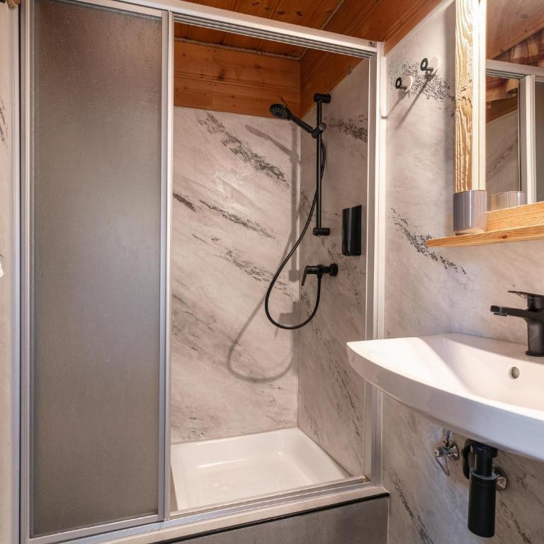 KITZALPEN Pension - Doppelzimmer mit Balkon - 20