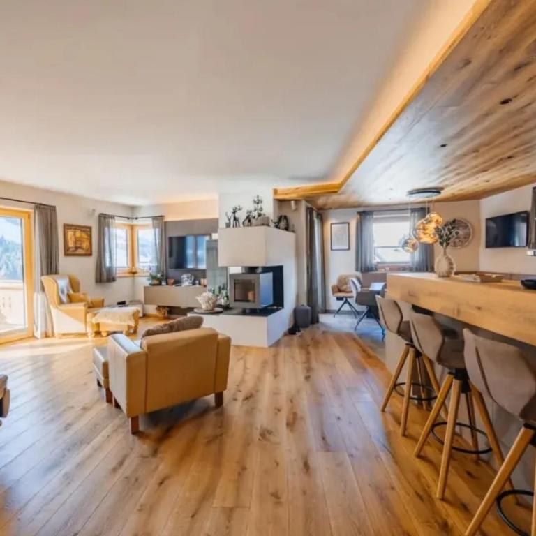 Sonniges 5 Zimmer Penthouse Mit Loggia Sowie Beheiztem Aussenpo - Apartment - 1