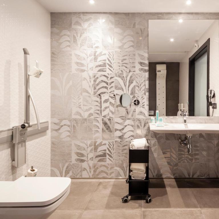 Ilunion Atrium - Barrierefreies Zimmer - 7