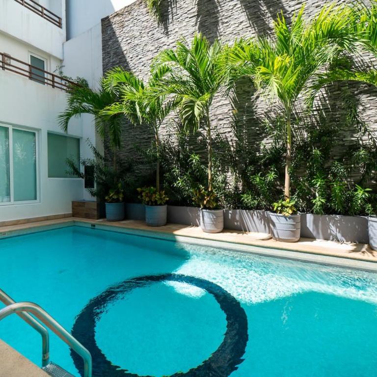 3BR Condo with Rooftop Pool & Parking - Apartment - 8