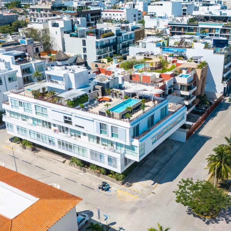 3BR Condo with Rooftop Pool & Parking - Apartment - 11