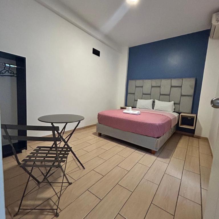 Central hotel - Double Room with Private Bathroom - 1