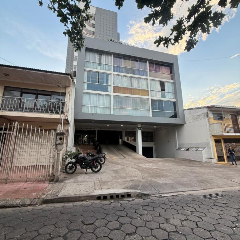 Departamento moderno céntrico con parqueo - One-Bedroom Apartment - 14