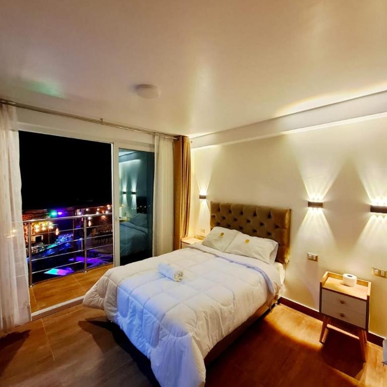 MAR y LAGO EXPERIENCE - Habitación con cama grande y balcón - 1