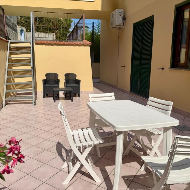 HOST4U IMPERIA - Melinda's Beach Apartment con Ampia Terrazza vista Mare - Appartamento con 2 Camere da Letto e Vista Mare - 1