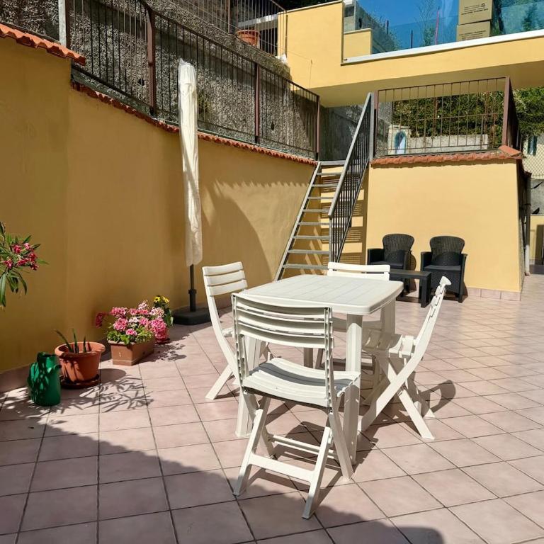 HOST4U IMPERIA - Melinda's Beach Apartment con Ampia Terrazza vista Mare - Appartamento con 2 Camere da Letto e Vista Mare - 7