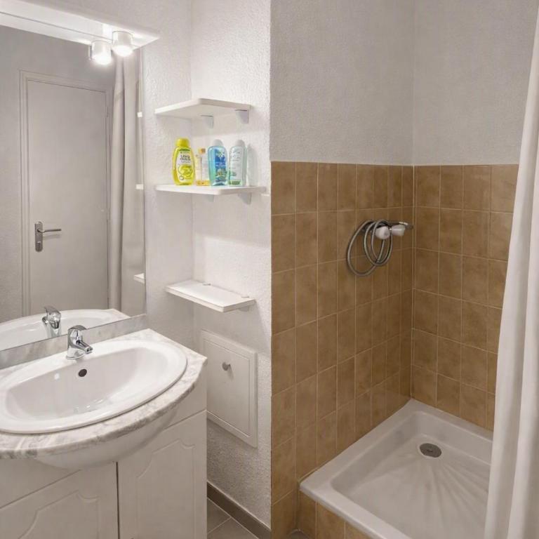 Les Étoiles, Studio cosy avec balcon, vue montagne, WIFI ,proche des pistes - Appartement 1 Chambre - 8
