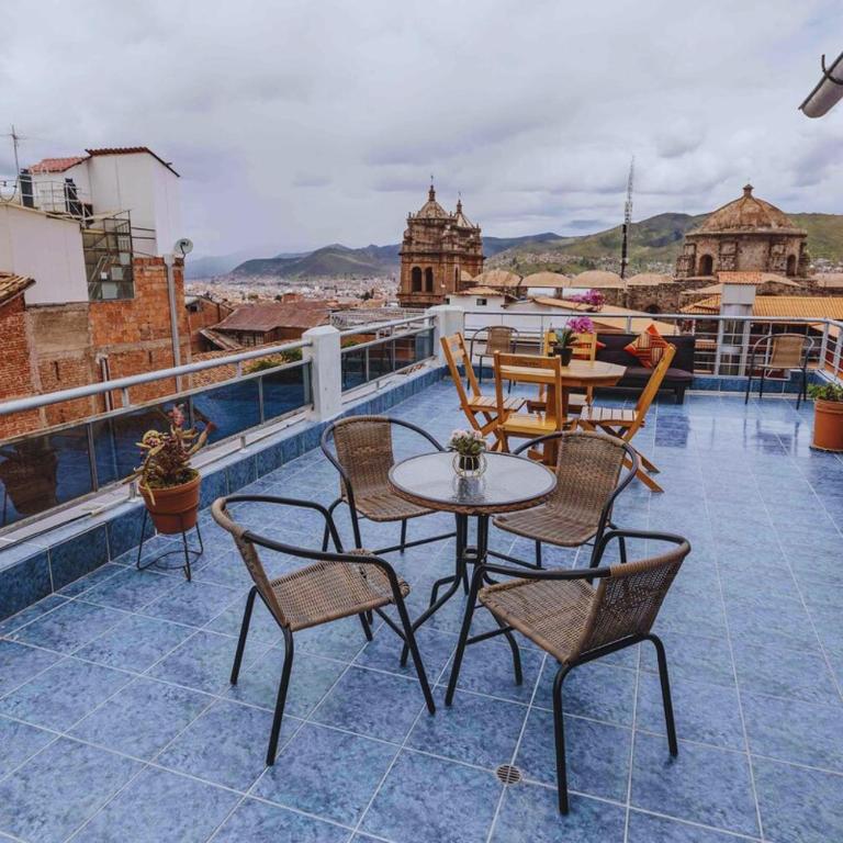 3 bedrooms for 6 and parking, Historic Center - Three-Bedroom Apartment - 2