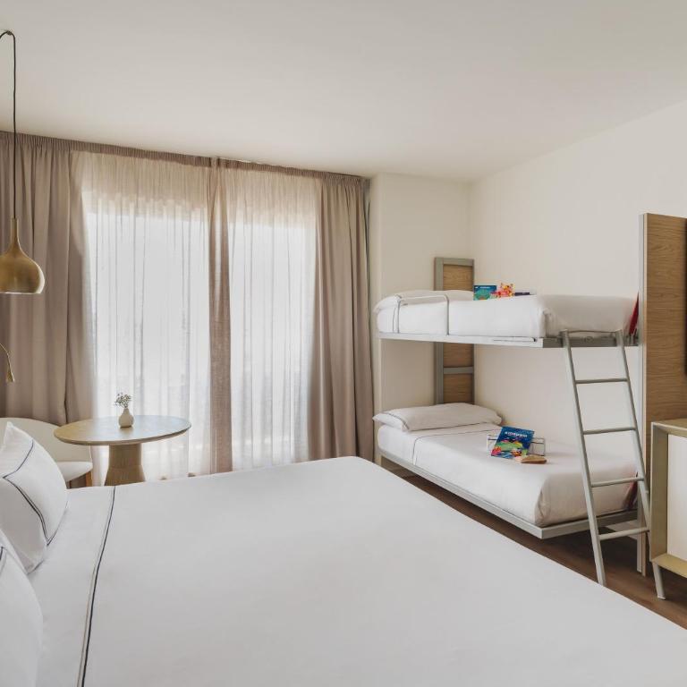 Meliá Sitges - Family Double (3 Adults) - 2