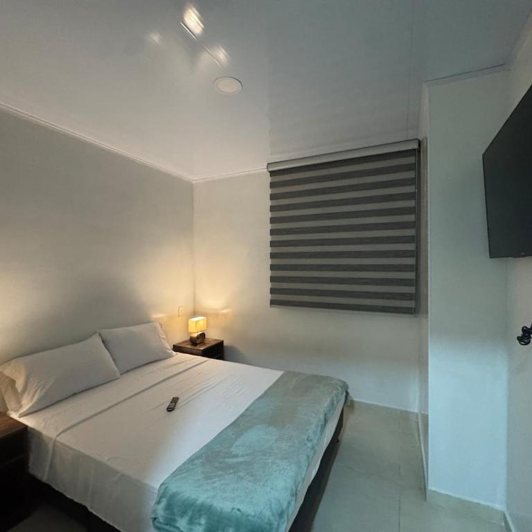 Apartamento Céntrico con Piscina en la Ciudad - Three-Bedroom Apartment - 13
