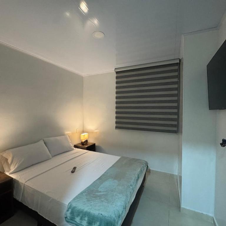 Apartamento Céntrico con Piscina en la Ciudad - Three-Bedroom Apartment - 15