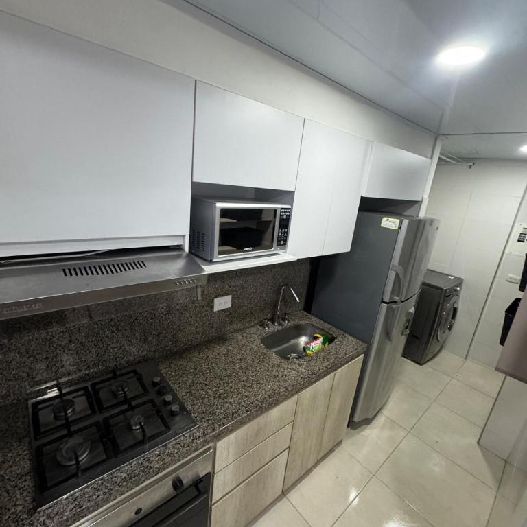 Apartamento Céntrico con Piscina en la Ciudad - Three-Bedroom Apartment - 9
