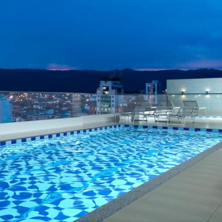 Apartamento Céntrico con Piscina en la Ciudad - Three-Bedroom Apartment - 38