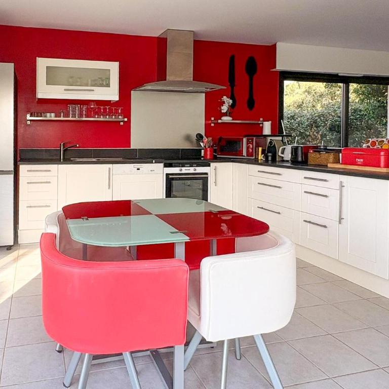 Nice Home In Saint Raphael With Private Swimming Pool, Can Be Inside Or Outside - Maison de Vacances 4 Chambres - 3