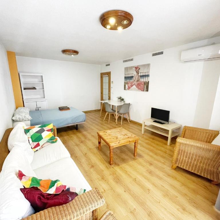Central Market Accommodation - Doppelzimmer mit Balkon - 1