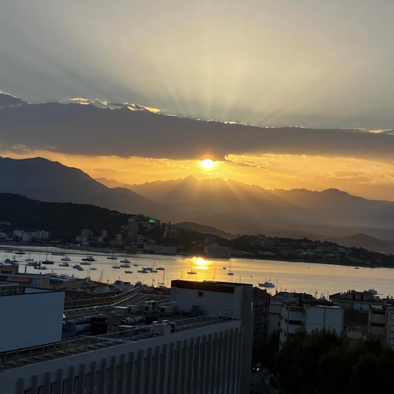 Très bel appartement avec terrasse de 87m2 avec une superbe vue panoramique sur la baie d Ajaccio - Apartment mit 2 Schlafzimmern - 52