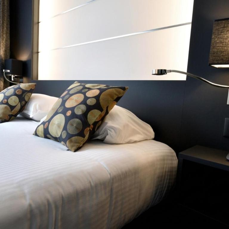 Kyriad - Caen Centre - Comfort Queen Room with One Queen Bed - 1
