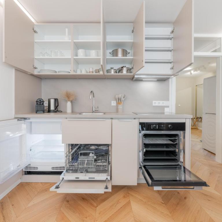 Rose 2 bedroom with balcony - Three-Bedroom Apartment - 8