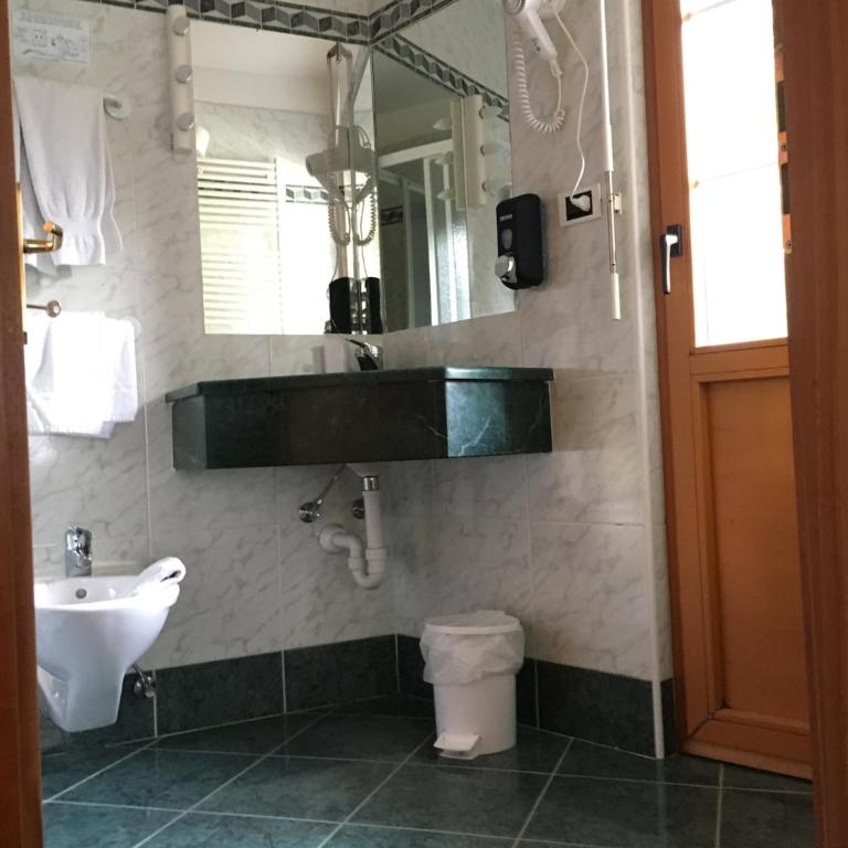 Luxury Boutique Mountain Chalet-Style Apartment Free Parking - Four-Bedroom Luxury Apartment - 49