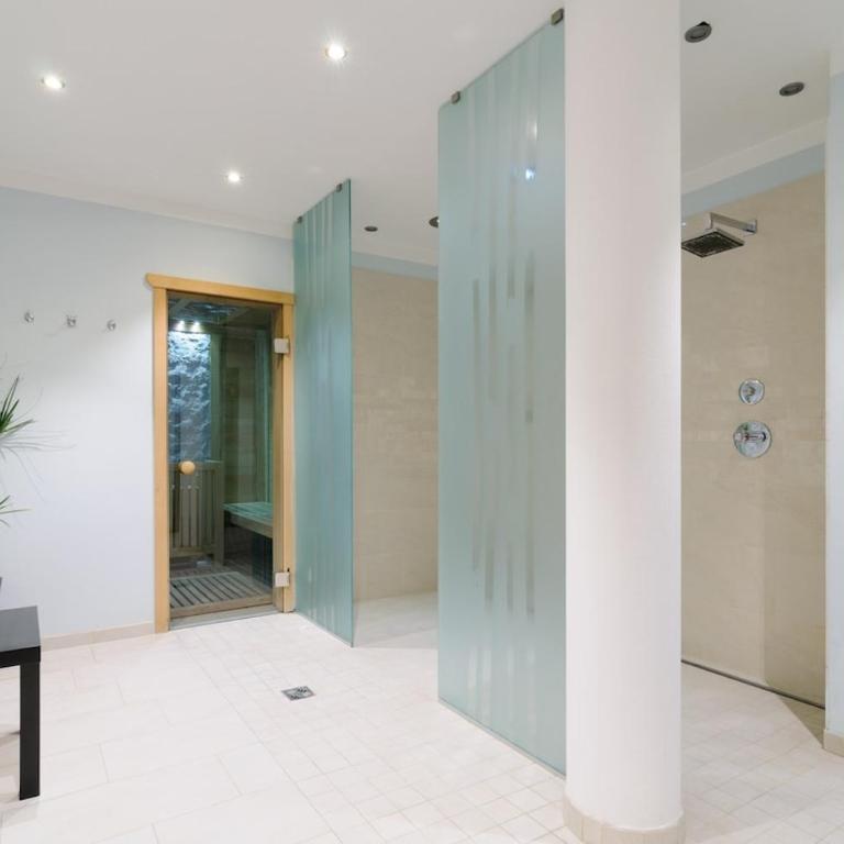 Luxury Boutique Mountain Chalet-Style Apartment Free Parking - Four-Bedroom Luxury Apartment - 44