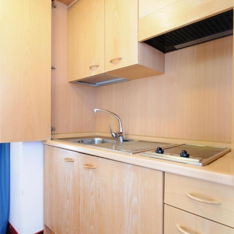 Luxury Boutique Mountain Chalet-Style Apartment Free Parking - Four-Bedroom Luxury Apartment - 40