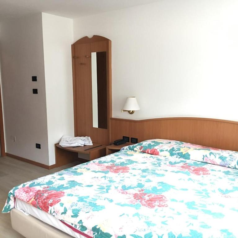 Luxury Boutique Mountain Chalet-Style Apartment Free Parking - Four-Bedroom Luxury Apartment - 22