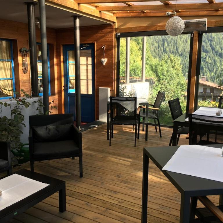 Luxury Boutique Mountain Chalet-Style Apartment Free Parking - Four-Bedroom Luxury Apartment - 11
