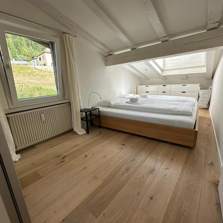 EN Enzian - Engadin HITrental Apartment - Apartment mit 2 Schlafzimmern und Balkon - 7