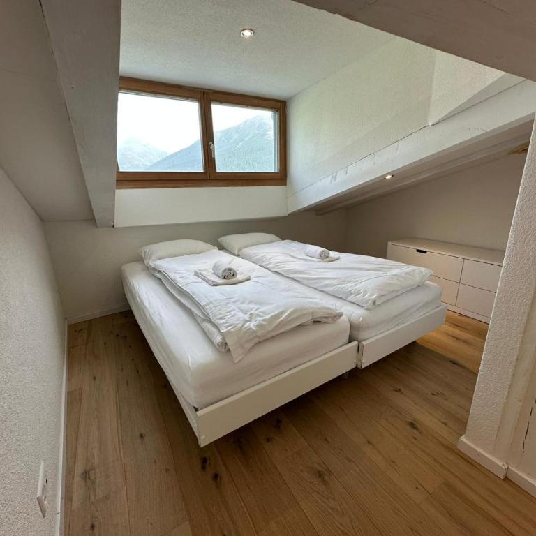 EN Enzian - Engadin HITrental Apartment - Apartment mit 2 Schlafzimmern und Balkon - 16