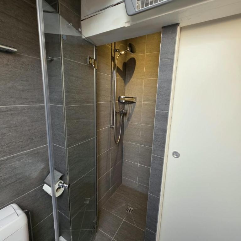 EN Enzian - Engadin HITrental Apartment - Apartment mit 2 Schlafzimmern und Balkon - 41