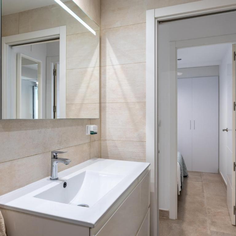 Benidorm primera linea playa poniente El Velero - Apartamento de 2 dormitorios con terraza y vistas al mar - 13