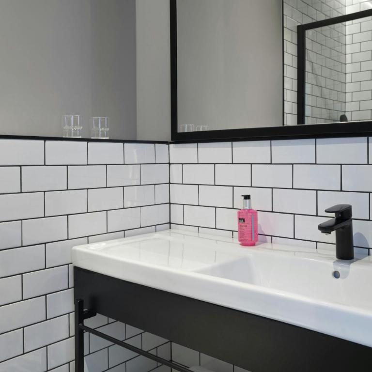 Moxy Belgrade - Chambre avec Lit Queen-Size - Vue sur Cour - 6