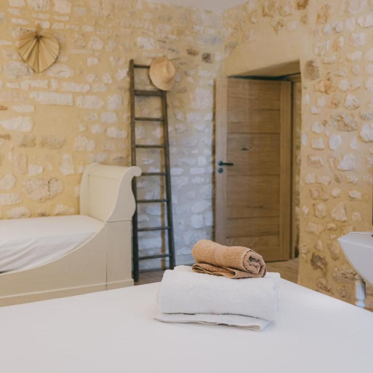 Authentique maison en pierre avec piscine aux portes d'Uzès - Villa 2 Chambres - 86