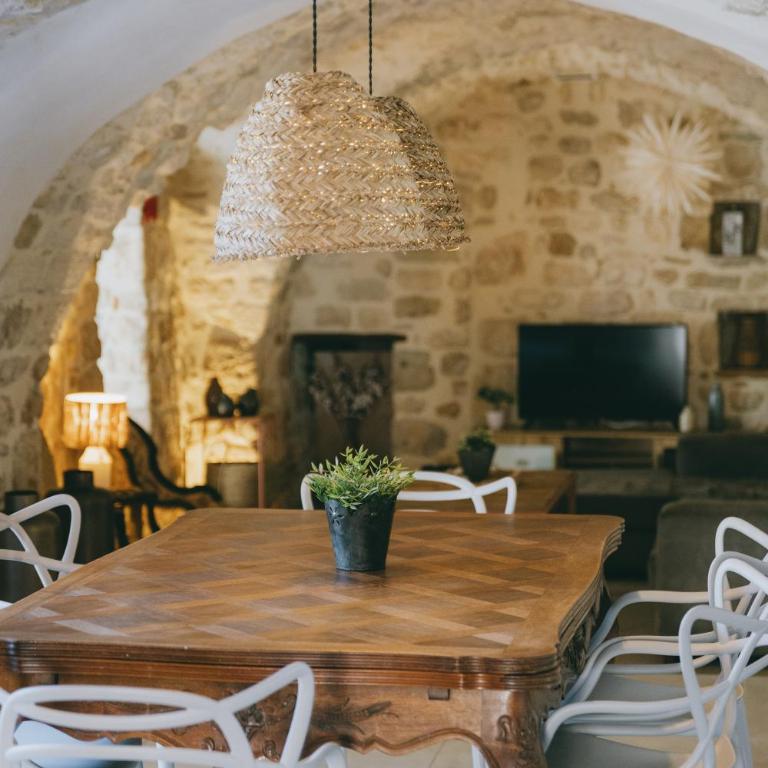 Authentique maison en pierre avec piscine aux portes d'Uzès - Villa 2 Chambres - 35