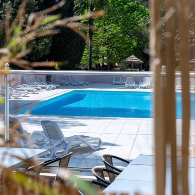 Appart avec grande terrasse piscine et mer à pied - Appartement - 1