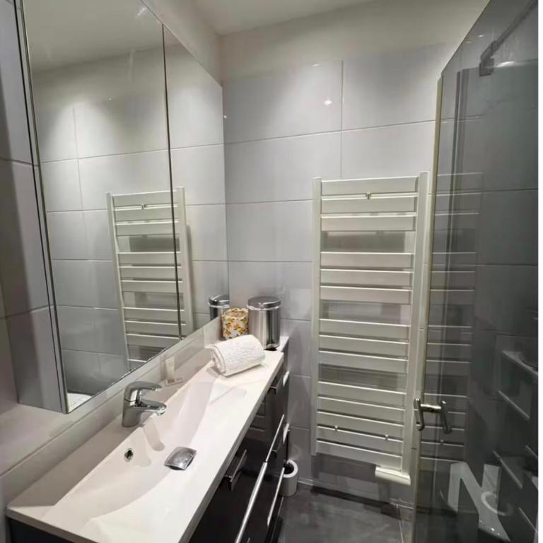 Appart avec grande terrasse piscine et mer à pied - Appartement - 11