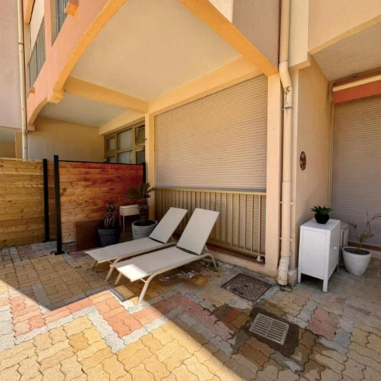 Appart avec grande terrasse piscine et mer à pied - Appartement - 17