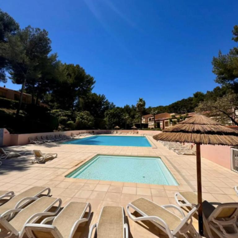 Appart avec grande terrasse piscine et mer à pied - Appartement - 19