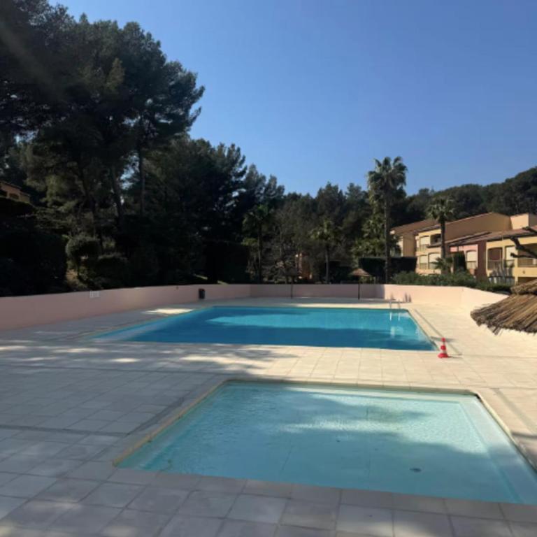Appart avec grande terrasse piscine et mer à pied - Appartement - 20